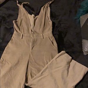 Cotton tie at the shoulders and crop overalls